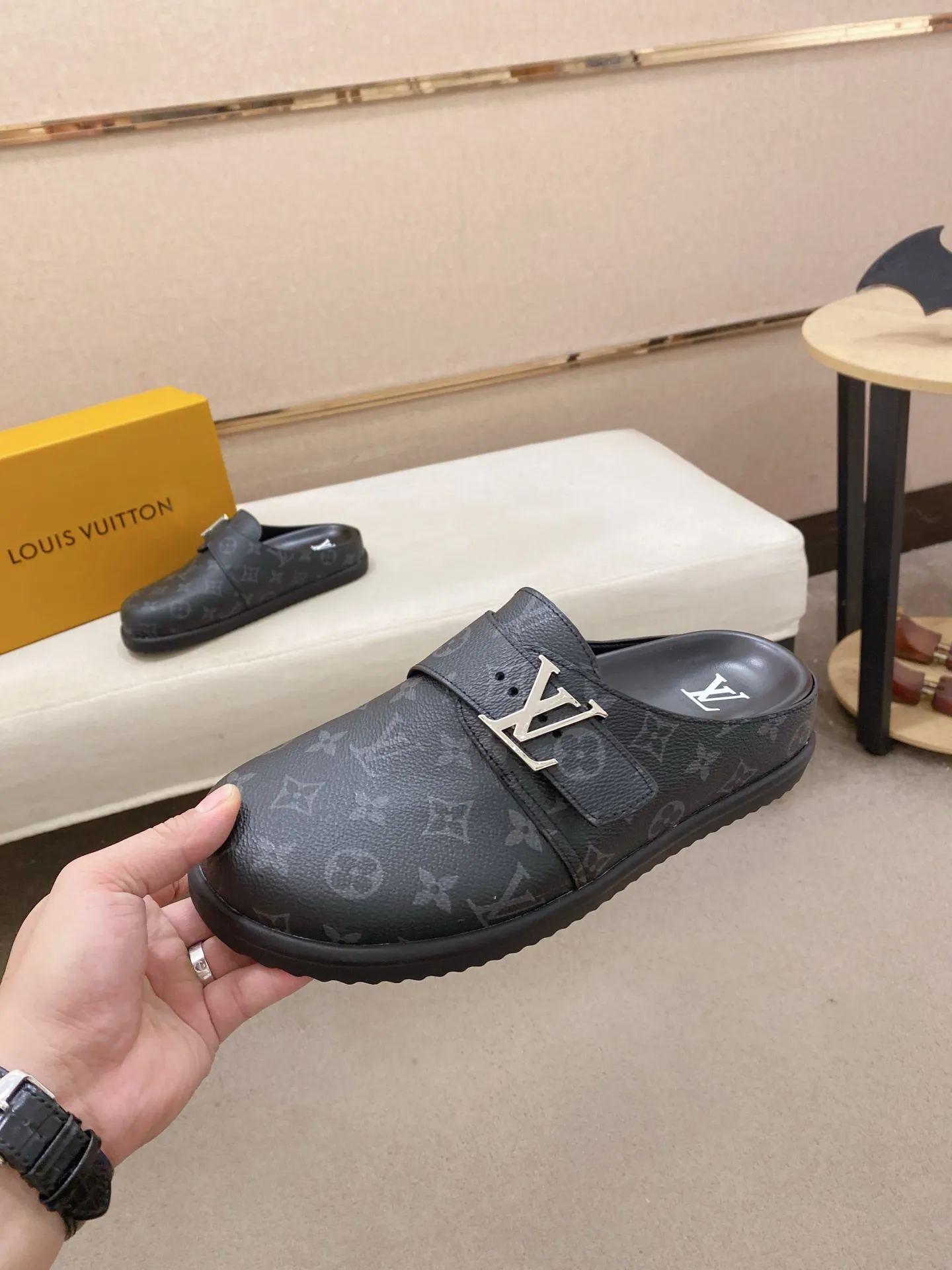 Men's shoes💰: 200💰38-45, LV Easy 2025 new men's casual sandals and slippers, made of suede cow leather, with Monogram pattern to highlight the trendy style. Adjustable straps illuminated with LV letters, while a resilient insole and micro outsole provide lightweight comfort. Made of suede cow leather with embossed Monogram pattern and brand element metal hardware✅Adjustable straps➕Tough insole‼ ️Micro outsole. Comfortable and easy to wear‼ ️